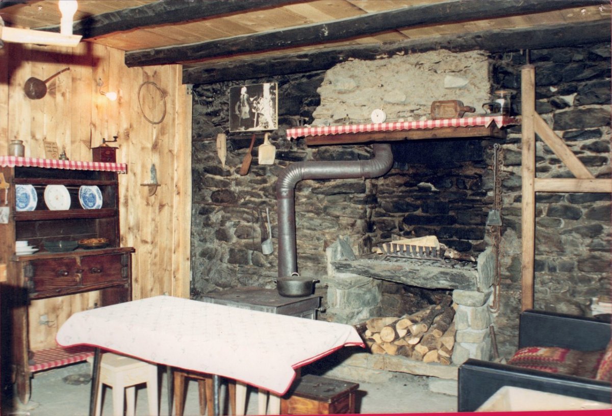 L'Auberge du coin - intérieur du châlet d'alpage - juin 1993