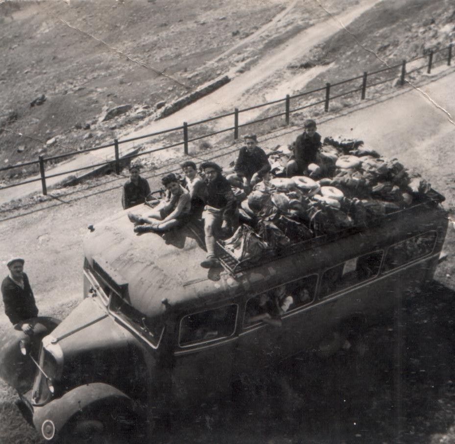 Des scouts en excursion au col du landon avec le car des frères Martin-Cocher
